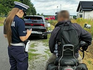 policja kontroluje motocyklistów