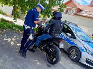 policja kontroluje motocyklistów