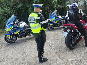 policja kontroluje motocyklistów
