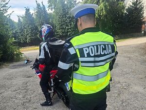 policja kontroluje motocyklistów