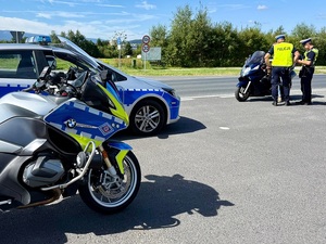 policja kontroluje motocyklistów