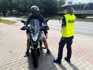 policja kontroluje motocyklistów