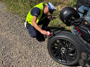 policja kontroluje motocyklistów