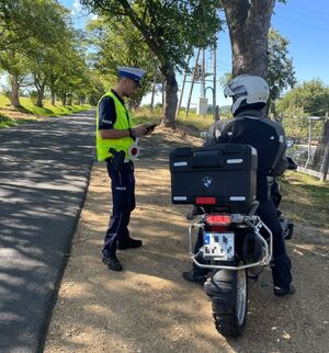 policja kontroluje motocyklistów