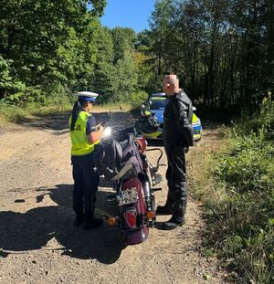 policja kontroluje motocyklistów