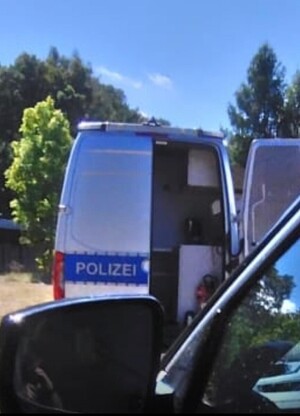 policjanci w cywilu przeszukują dziuplę samochodową