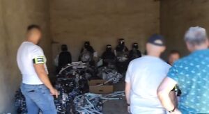 policjanci w cywilu przeszukują dziuplę samochodową