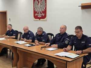 Na zdjęciu widzimy umundurowanych policjantów zabezpieczających mecz piłkarski.