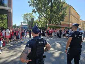 Na zdjęciu widzimy umundurowanych policjantów zabezpieczających mecz piłkarski.