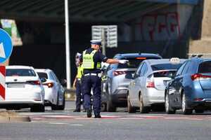 Na zdjęciu widzimy umundurowanych policjantów zabezpieczających mecz piłkarski.