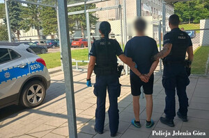 policjanci prowadzą zatrzymanego