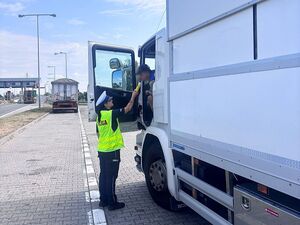 policja kontroluje trzeźwość kierowców