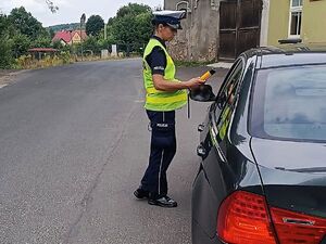 policja kontroluje trzeźwość kierowców