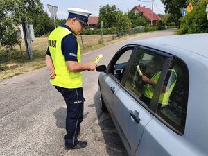 policja kontroluje trzeźwość kierowców