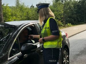 policja kontroluje trzeźwość kierowców