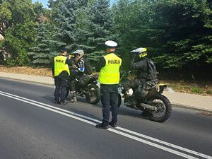 policja kontroluje trzeźwość kierowców