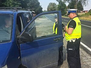 policja kontroluje trzeźwość kierowców
