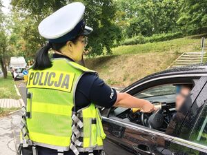 policja kontroluje trzeźwość kierowców