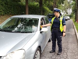 policja kontroluje trzeźwość kierowców