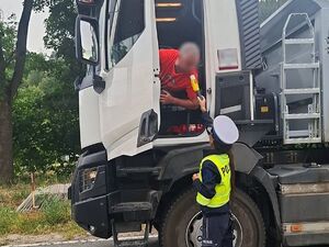 policja kontroluje trzeźwość kierowców
