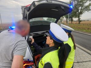 policja kontroluje trzeźwość kierowców
