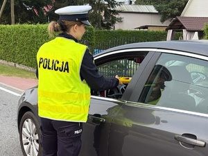policja kontroluje trzeźwość kierowców