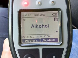policja kontroluje trzeźwość kierowców
