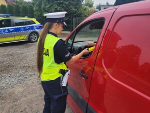 policjantka kontroluje trzeźwość kierowcy