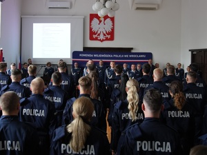 Zdjęcia przedstawiające policjantów różnych pionów