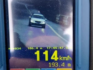 Policjanci mierzą prędkość poruszających się po drodze pojazdów