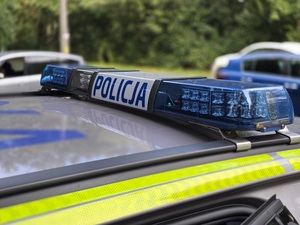 Policjanci mierzą prędkość poruszających się po drodze pojazdów