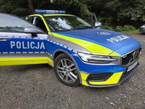 Policjanci mierzą prędkość poruszających się po drodze pojazdów