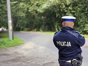 Policjanci mierzą prędkość poruszających się po drodze pojazdów