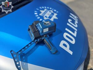 Policjanci mierzą prędkość poruszających się po drodze pojazdów
