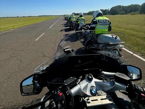 kolumna policjantów na motorach
