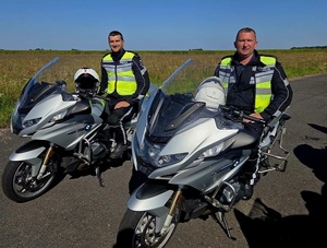 dwaj policjanci na motorach