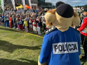 policjanci na podium podczas Letniego Biegu Piastów