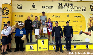 policjanci na podium podczas Letniego Biegu Piastów
