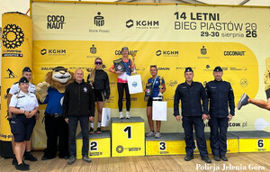 policjanci na podium podczas Letniego Biegu Piastów