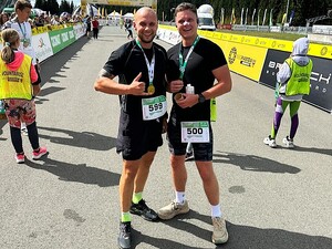 policjanci na podium podczas Letniego Biegu Piastów