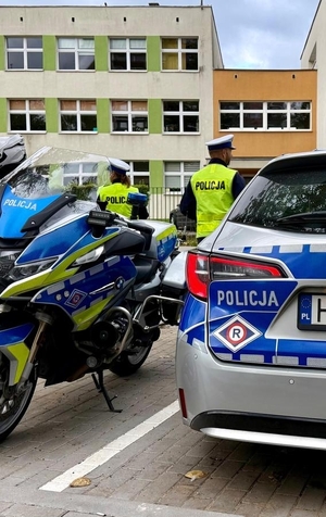 policjanci ruchu drogowego patrolują drogi