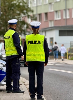 policjanci ruchu drogowego patrolują drogi