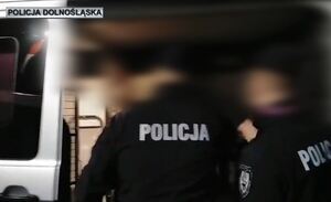 policjanci prowadzą zatrzymanego