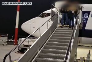 policjanci prowadzą zatrzymanego