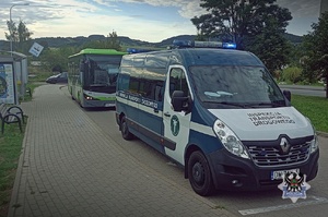 inspekcja ruchu drogowego za nią szkolny autobus