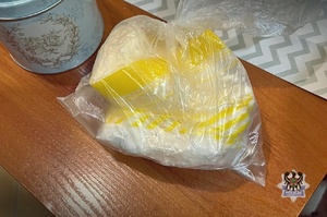 zabezpieczone narkotyki poukładane na stole