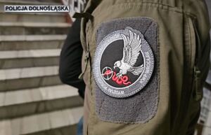 policjanci prowadzą zatrzymanego