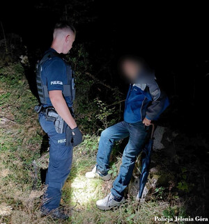 policjanci z odnalezionym zaginionym