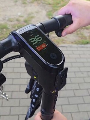 hulajnoga koło radiowozu
