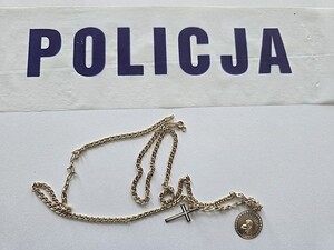łańcuszek z medalikiem i krzyżykiem